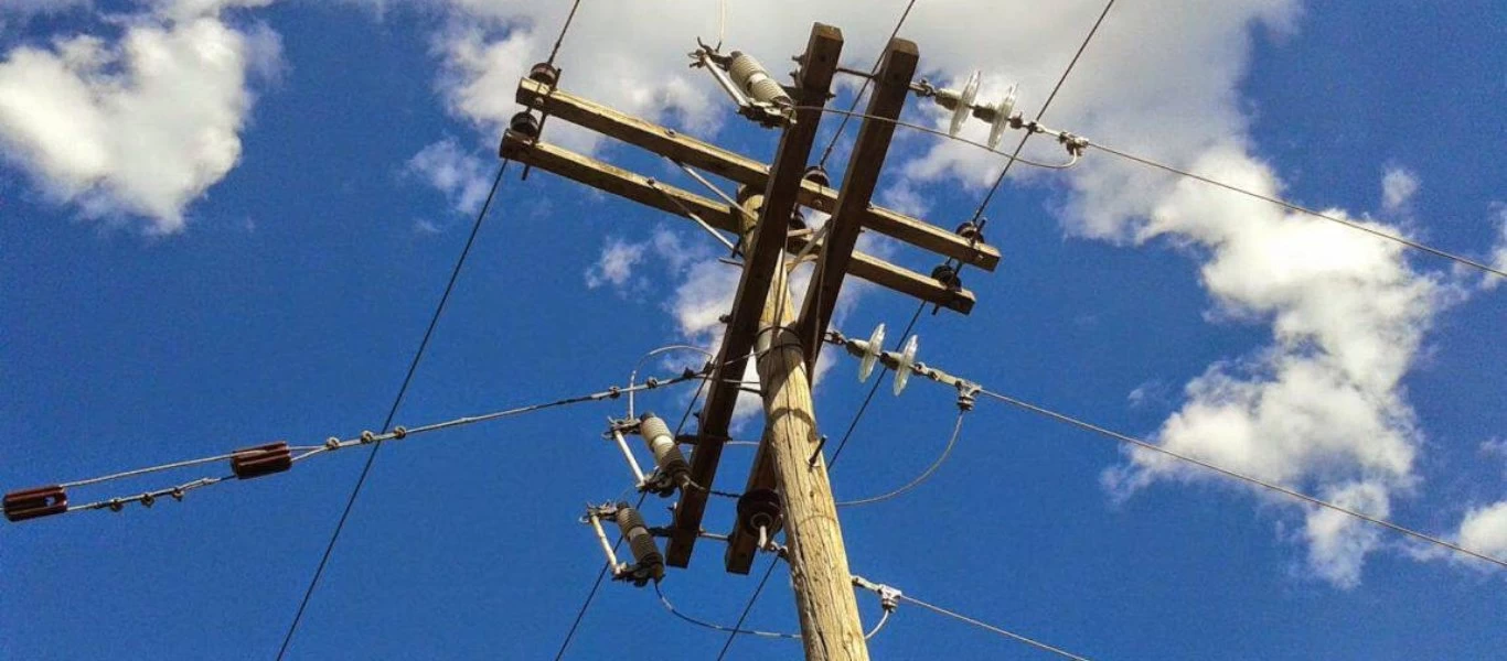 Ανώγεια: Χωρίς ρεύμα η περιοχή - Ο αέρας έκοψε κολώνα της ΔΕΗ (φώτο)